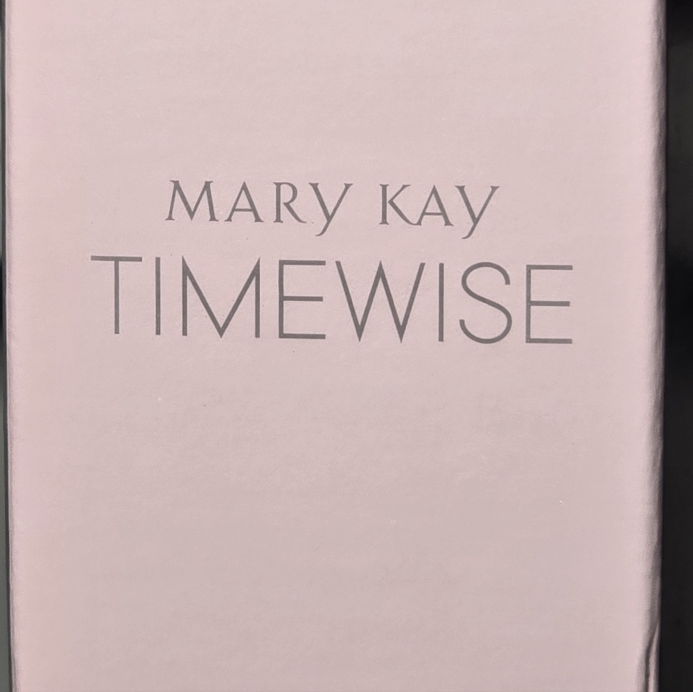 Mary Kay Replenishing Serum C+E in Soft Pink - Picture 2 of 4